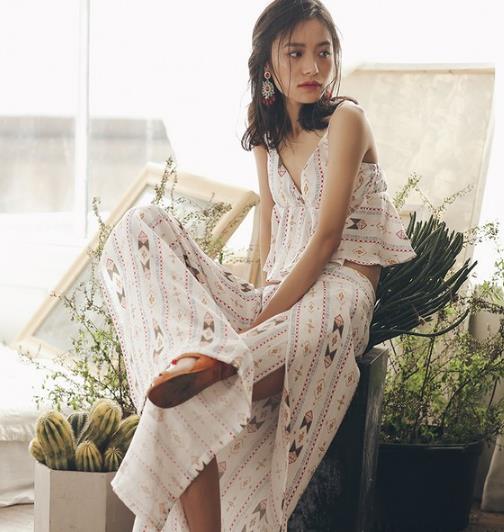 条纹高开衩阔腿裤两件套搭配：打造帅气与妖娆（图）