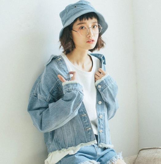 宽松毛边刺绣牛仔短外套搭配：减龄外套推荐（图）