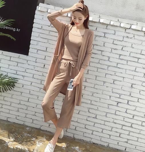 宽松毛边刺绣牛仔短外套搭配：减龄外套推荐（图）