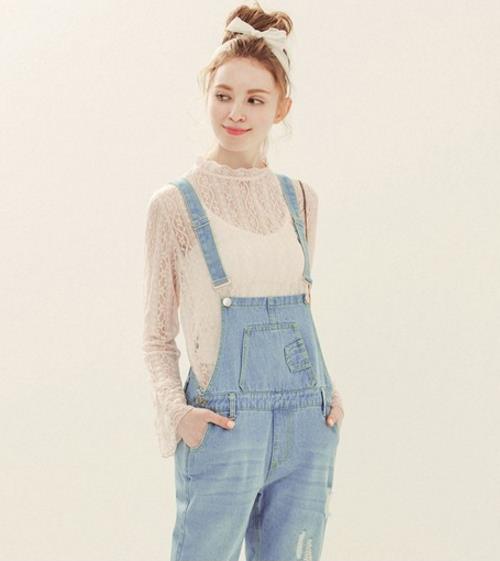 一字领条纹系带衬衫怎么搭配裤子：显瘦显高（图）