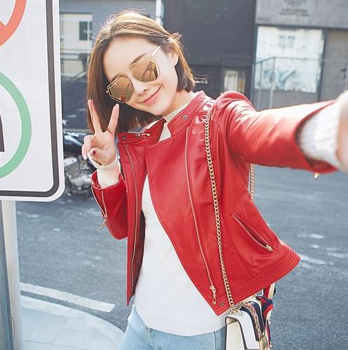 牛仔裤搭配修身短款皮衣:帅气显瘦皮衣分享(图) 牛仔裤搭配修身短款皮衣:帅气显瘦皮衣分享(图)