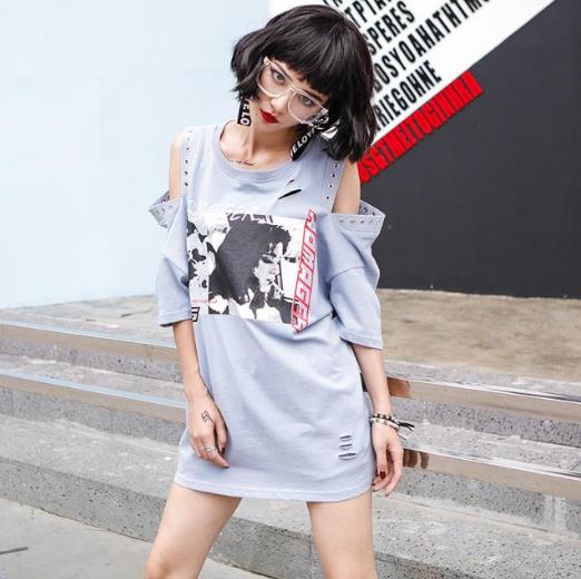 短裤搭配圆领露肩T恤:甜美百搭T恤推荐(图) 短裤搭配圆领露肩T恤:甜美百搭T恤推荐(图)