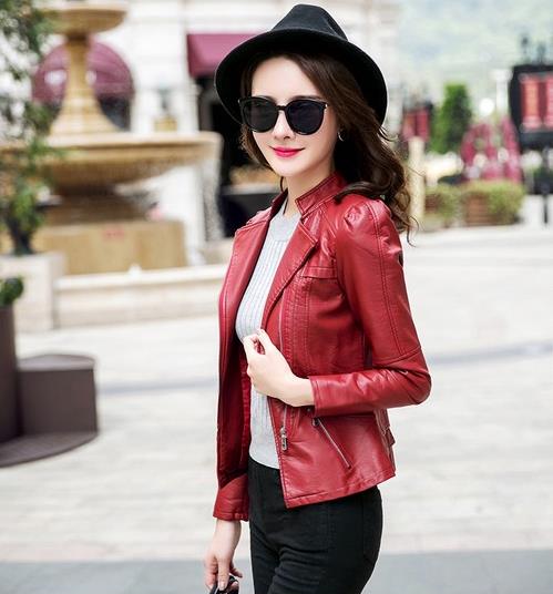 牛仔裤搭配修身短款皮衣：帅气显瘦皮衣分享（图）