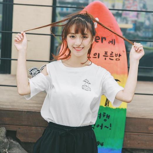 短裤搭配圆领露肩T恤:甜美百搭T恤推荐(图) 短裤搭配圆领露肩T恤:甜美百搭T恤推荐(图)