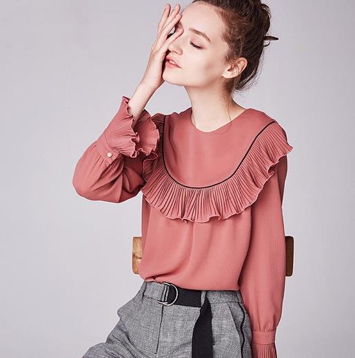 简约绣花针织T恤的多种搭配：清凉显瘦T恤分享（图）