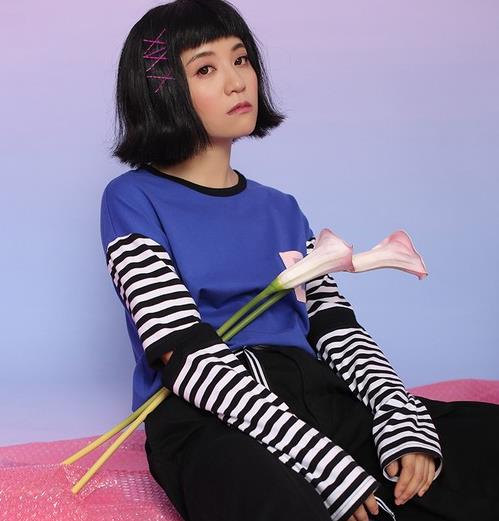 简约绣花针织T恤的多种搭配：清凉显瘦T恤分享（图）