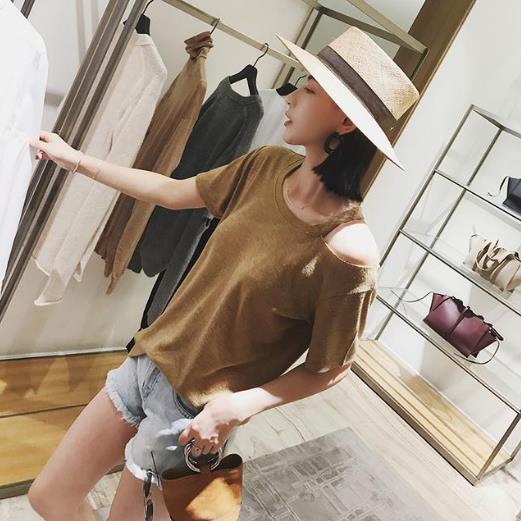 短裤搭配圆领露肩T恤:甜美百搭T恤推荐(图) 短裤搭配圆领露肩T恤:甜美百搭T恤推荐(图)