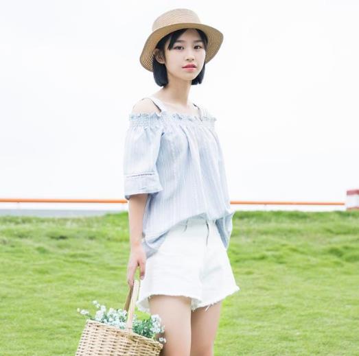 短裤搭配圆领露肩T恤：甜美百搭T恤推荐（图）