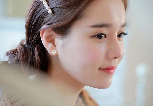 秋季新款彩钻心形耳钉搭配：时尚耳钉推荐（图）