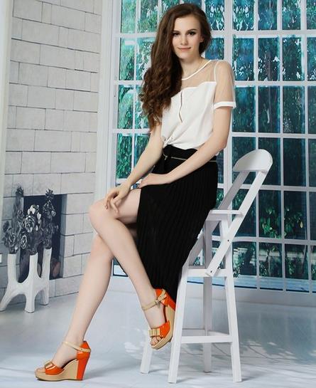 真皮鱼嘴亮片坡跟凉鞋怎么搭配衣服:时尚优雅(图) 真皮鱼嘴亮片坡跟凉鞋怎么搭配衣服:时尚优雅(图)