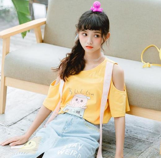 短裤搭配圆领露肩T恤：甜美百搭T恤推荐（图）