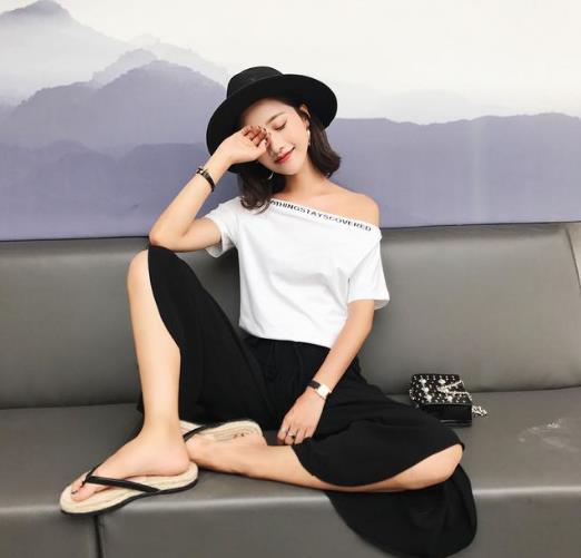 短裤搭配圆领露肩T恤：甜美百搭T恤推荐（图）