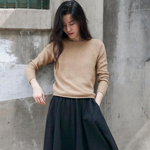 半身裙搭配纯色套头毛衣：5款毛衣演绎文艺范（图）