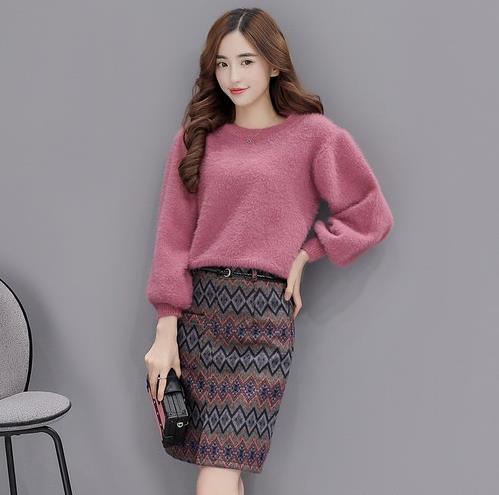 半身裙搭配纯色套头毛衣：5款毛衣演绎文艺范（图）