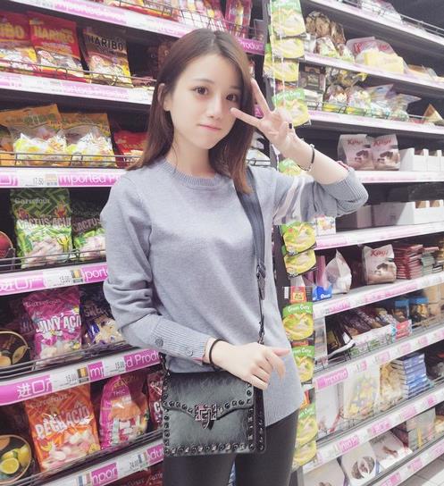 5款回形针搭扣小方包搭配：简洁知性小方包推荐（图）