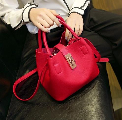 金属按扣链条包搭配：时尚链条包打造百变风格（图）