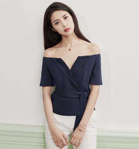 短裤搭配吊带一字领荷叶边上衣：夏日优雅风情（图）