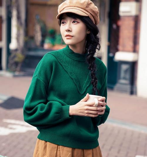 高腰裙搭配刺绣圆领卫衣：青春减龄卫衣分享（图）