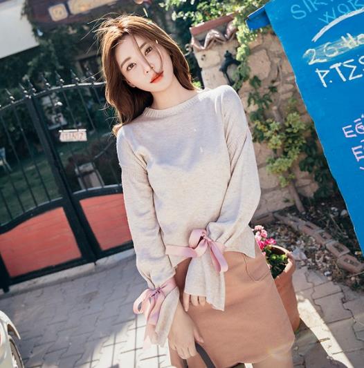 高腰裙搭配刺绣圆领卫衣：青春减龄卫衣分享（图）