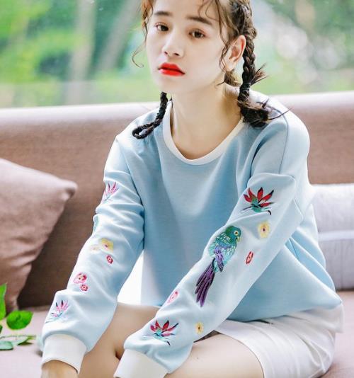 高腰裙搭配刺绣圆领卫衣:青春减龄卫衣分享(图) 高腰裙搭配刺绣圆领卫衣:青春减龄卫衣分享(图)