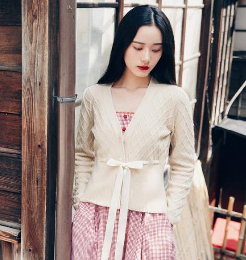 高腰裙搭配刺绣圆领卫衣:青春减龄卫衣分享(图) 高腰裙搭配刺绣圆领卫衣:青春减龄卫衣分享(图)