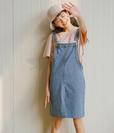 帆布鞋搭配宽松牛仔背带裙:打造青春少女心 帆布鞋搭配宽松牛仔背带裙:打造青春少女心