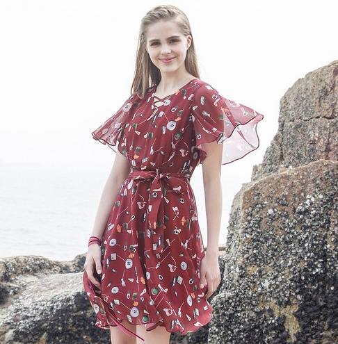 木耳边纯色衬衫怎么搭配下装：性感得体衬衫推荐（图）