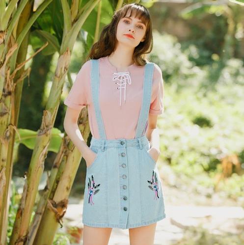 帆布鞋搭配宽松牛仔背带裙:打造青春少女心 帆布鞋搭配宽松牛仔背带裙:打造青春少女心