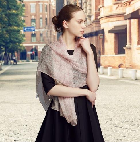 秋季最时髦的配饰怎能少了一条撩风的丝巾呢(图) 秋季最时髦的配饰怎能少了一条撩风的丝巾呢(图)