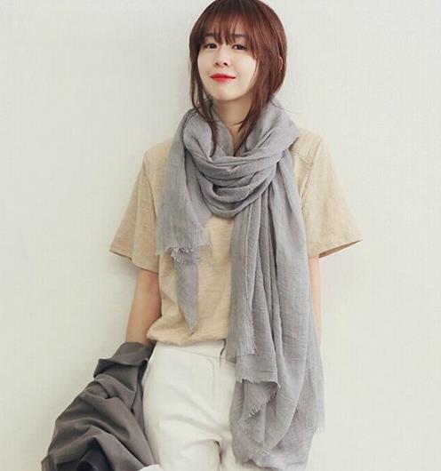 秋季最时髦的配饰怎能少了一条撩风的丝巾呢(图) 秋季最时髦的配饰怎能少了一条撩风的丝巾呢(图)
