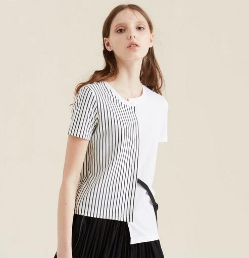 蝴蝶结短袖T恤搭配短裤：简单穿出大牌感