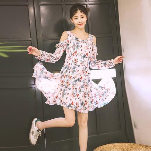 露肩一字领修身连衣裙搭配：性感妩媚有内涵