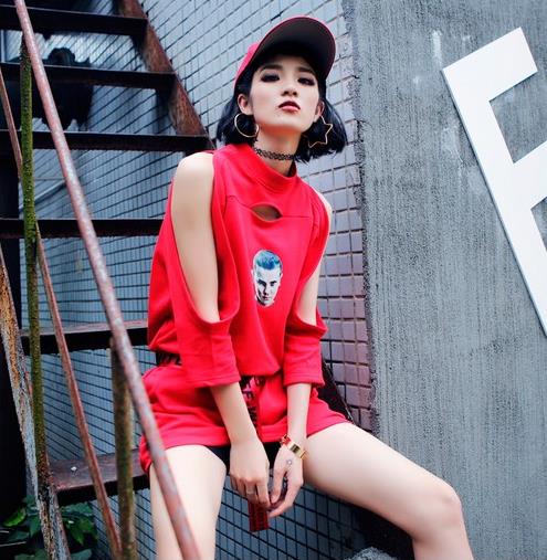 露肩一字领修身连衣裙搭配：性感妩媚有内涵