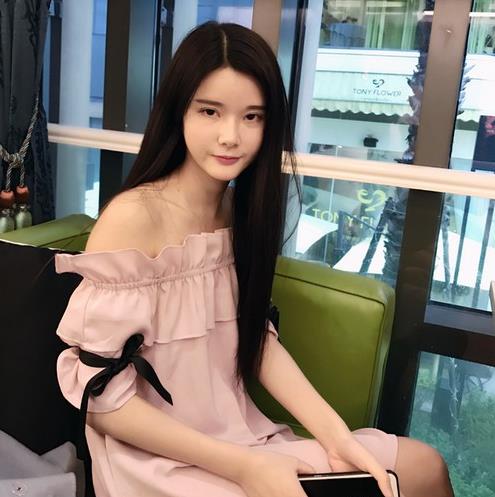 露肩一字领修身连衣裙搭配：性感妩媚有内涵