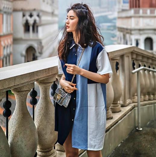 凉鞋搭配网纱露肩衬衫：打造夏日文艺范儿