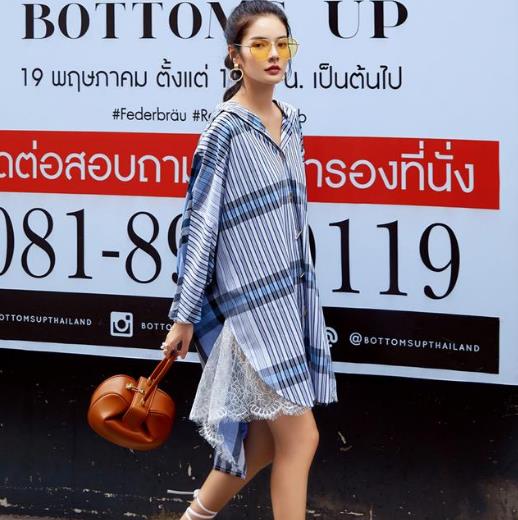 凉鞋搭配网纱露肩衬衫：打造夏日文艺范儿