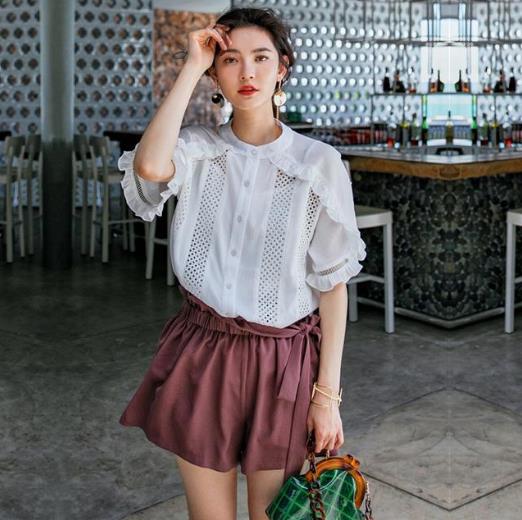 凉鞋搭配网纱露肩衬衫：打造夏日文艺范儿