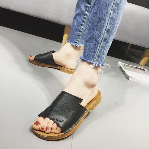 夏季新款一字扣粗跟凉鞋：时髦又有个性（图）