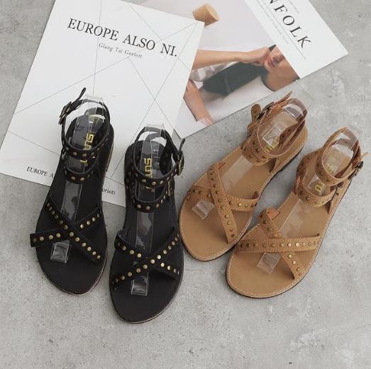 夏季新款一字扣粗跟凉鞋：时髦又有个性（图）