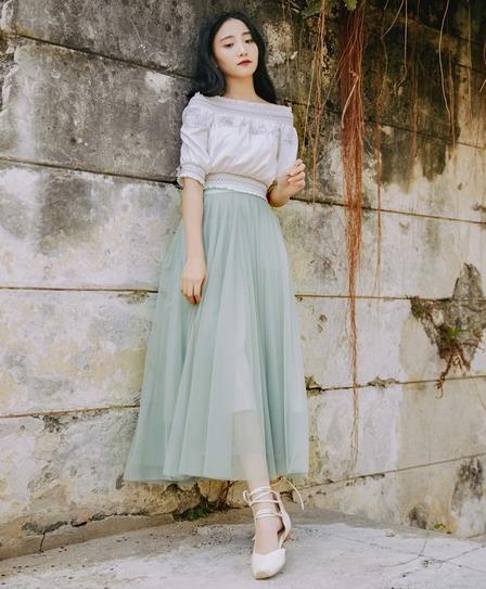 短裤搭配荷叶边雪纺衫：简约又不失经典魅力