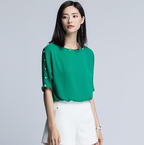 短裤搭配荷叶边雪纺衫:简约又不失经典魅力 短裤搭配荷叶边雪纺衫:简约又不失经典魅力