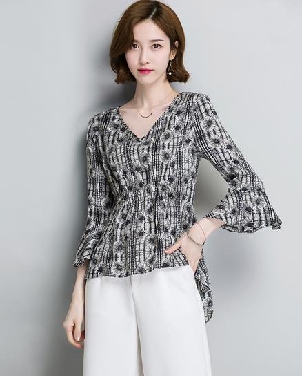 短裤搭配荷叶边雪纺衫:简约又不失经典魅力 短裤搭配荷叶边雪纺衫:简约又不失经典魅力