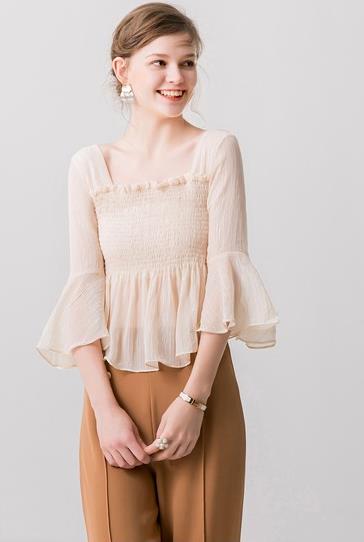 短裤搭配荷叶边雪纺衫:简约又不失经典魅力 短裤搭配荷叶边雪纺衫:简约又不失经典魅力