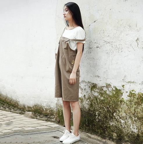 牛仔裤搭配字母印花T恤：6种搭配更显瘦（图）