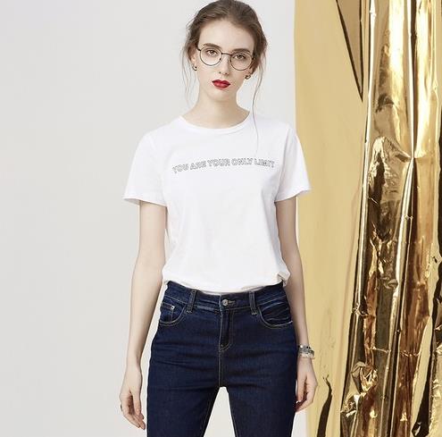 牛仔裤搭配字母印花T恤：6种搭配更显瘦（图）