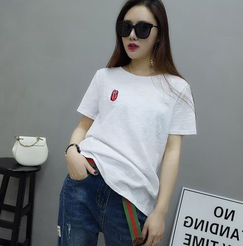 牛仔裤搭配字母印花T恤：6种搭配更显瘦（图）