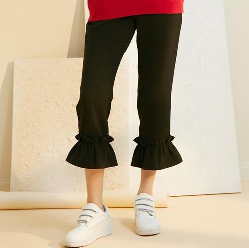 牛仔裤搭配字母印花T恤：6种搭配更显瘦（图）