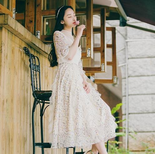 小皮鞋搭配娃娃领连衣裙:搭出秋日甜美风 小皮鞋搭配娃娃领连衣裙:搭出秋日甜美风