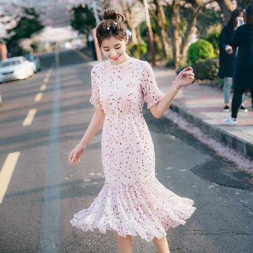 小皮鞋搭配娃娃领连衣裙:搭出秋日甜美风 小皮鞋搭配娃娃领连衣裙:搭出秋日甜美风