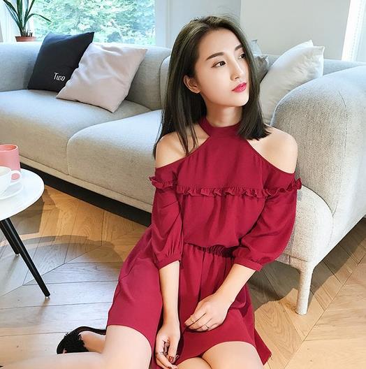 露肩木耳边连衣裙搭配：彰显典雅与俏丽（图）